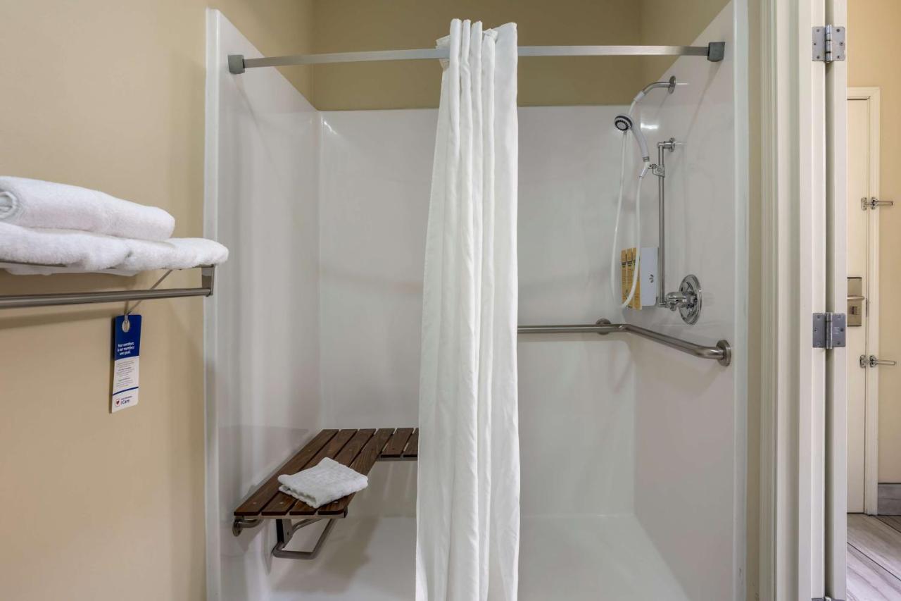 King Room with Roll In Shower-Disabilty Access at Best Western Plus Searcy Inn