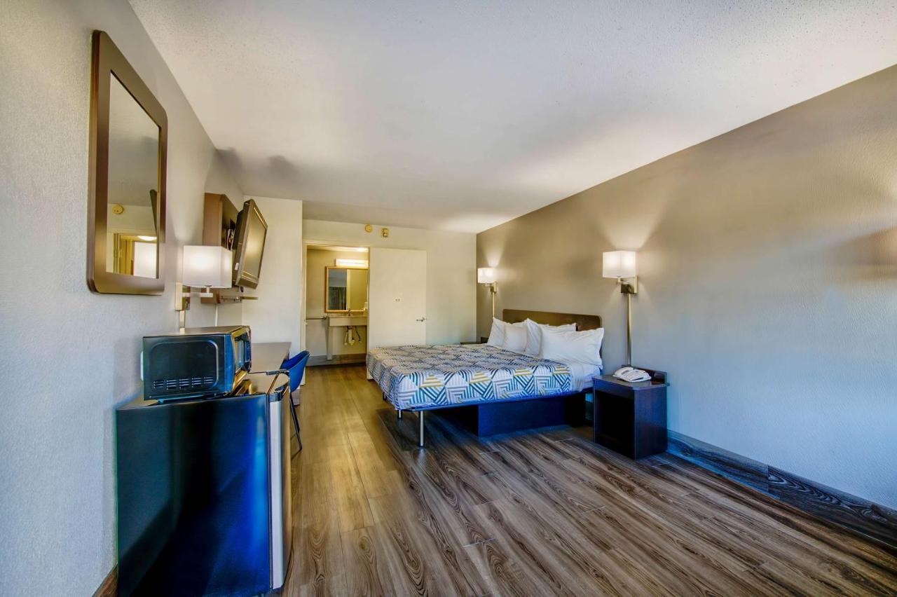 Deluxe King Room - Non-Smoking at Red Roof Inn Birmingham – Highway 280