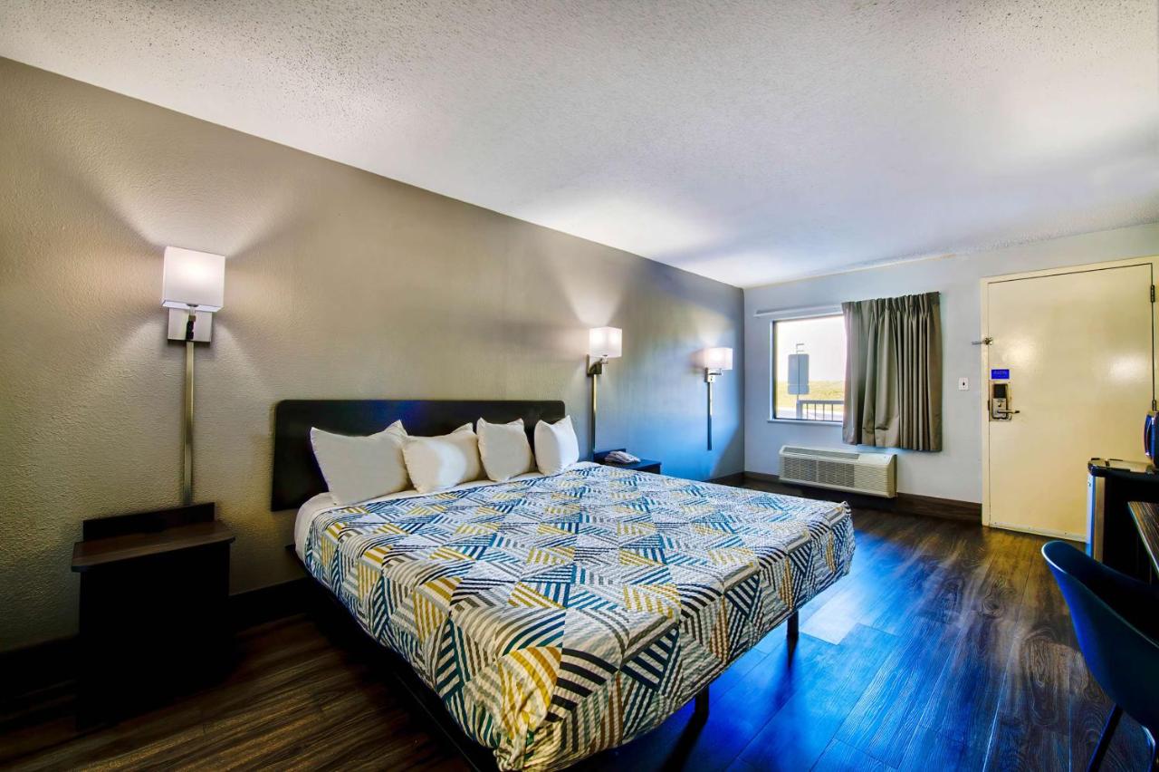 Deluxe King Room - Non-Smoking at Red Roof Inn Birmingham – Highway 280