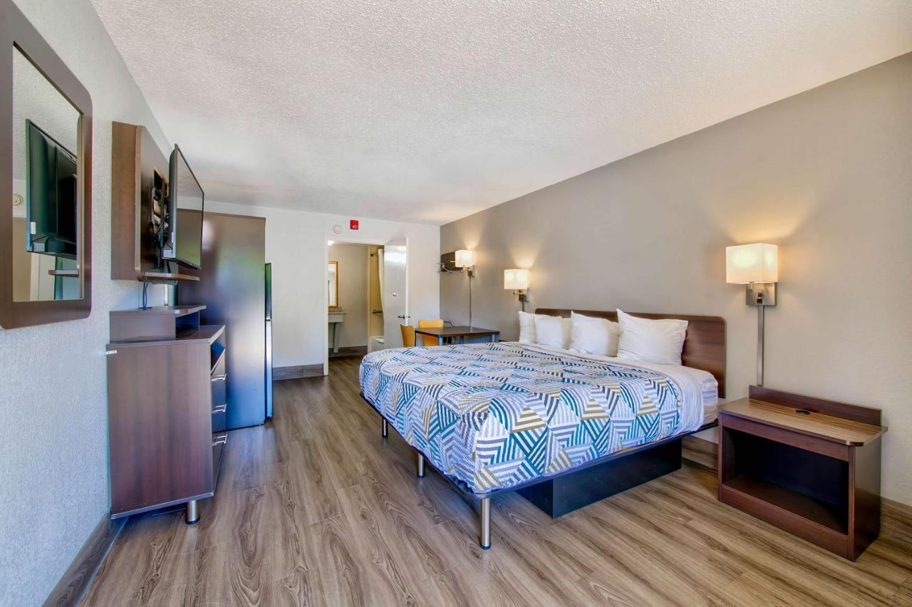 Deluxe King Room - Smoking at Red Roof Inn Birmingham – Highway 280