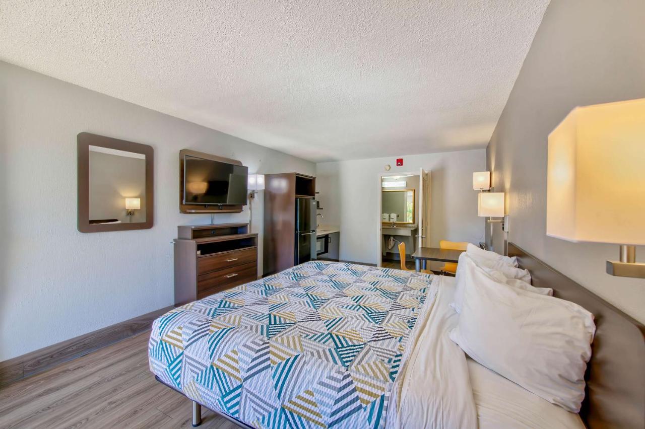 Deluxe King Room - Smoking at Red Roof Inn Birmingham – Highway 280