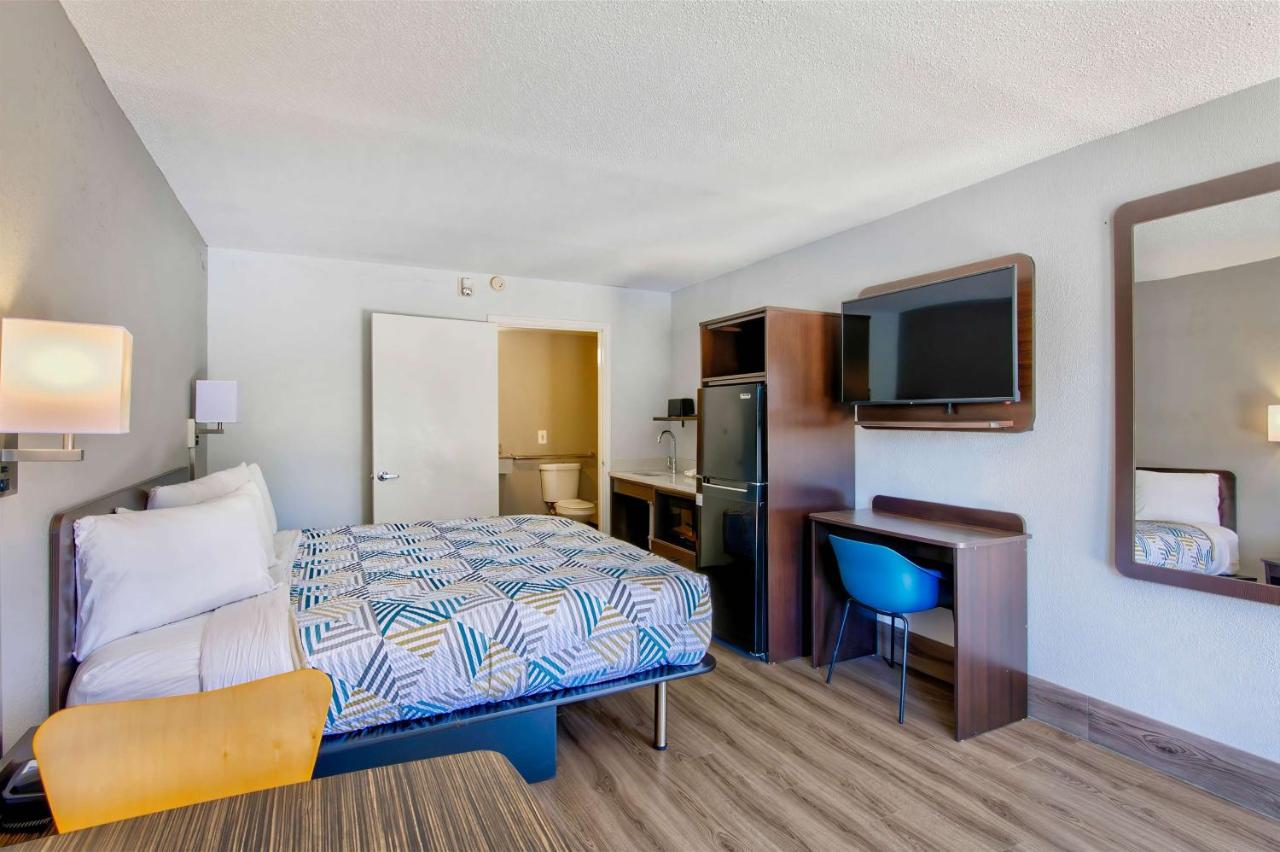 King Room with Roll-In Shower - Disability Access at Red Roof Inn Birmingham – Highway 280