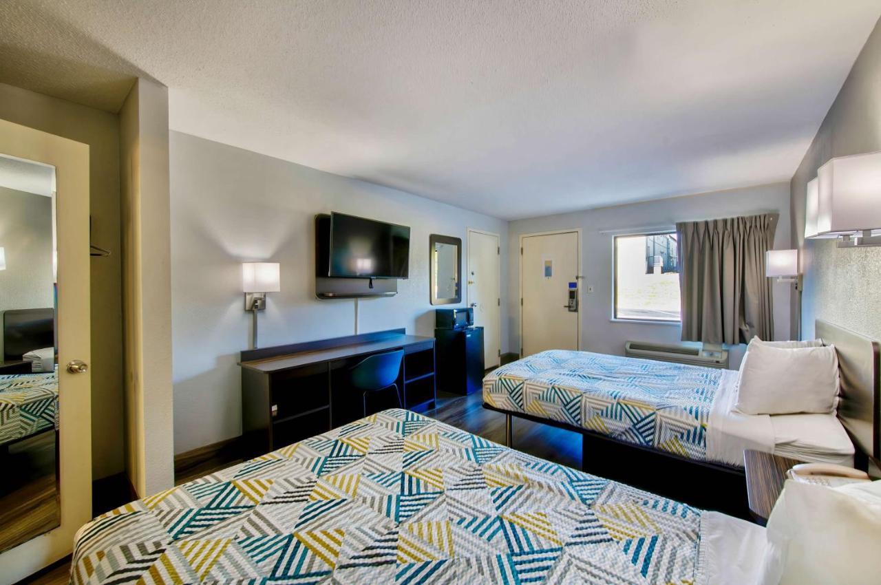 Deluxe Quadruple Room - Smoking at Red Roof Inn Birmingham – Highway 280
