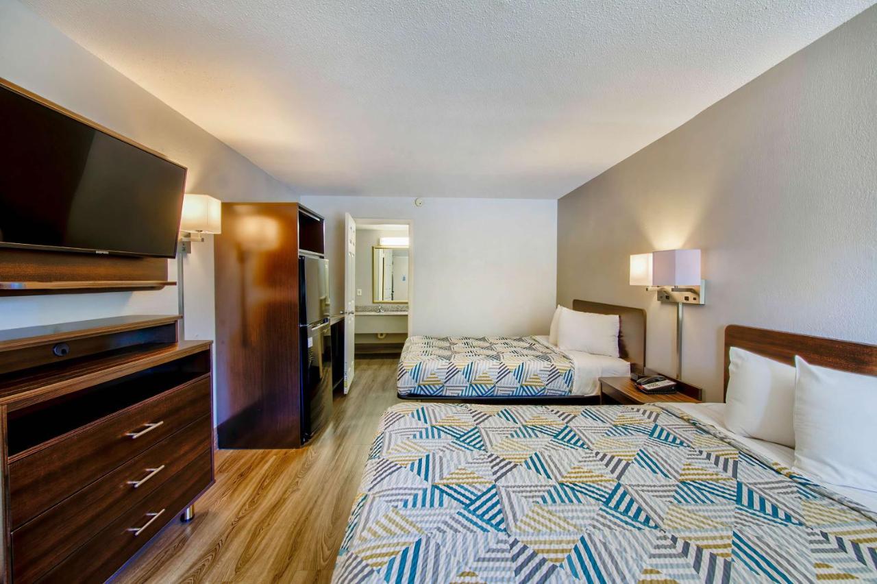 Deluxe Quadruple Room - Smoking at Red Roof Inn Birmingham – Highway 280