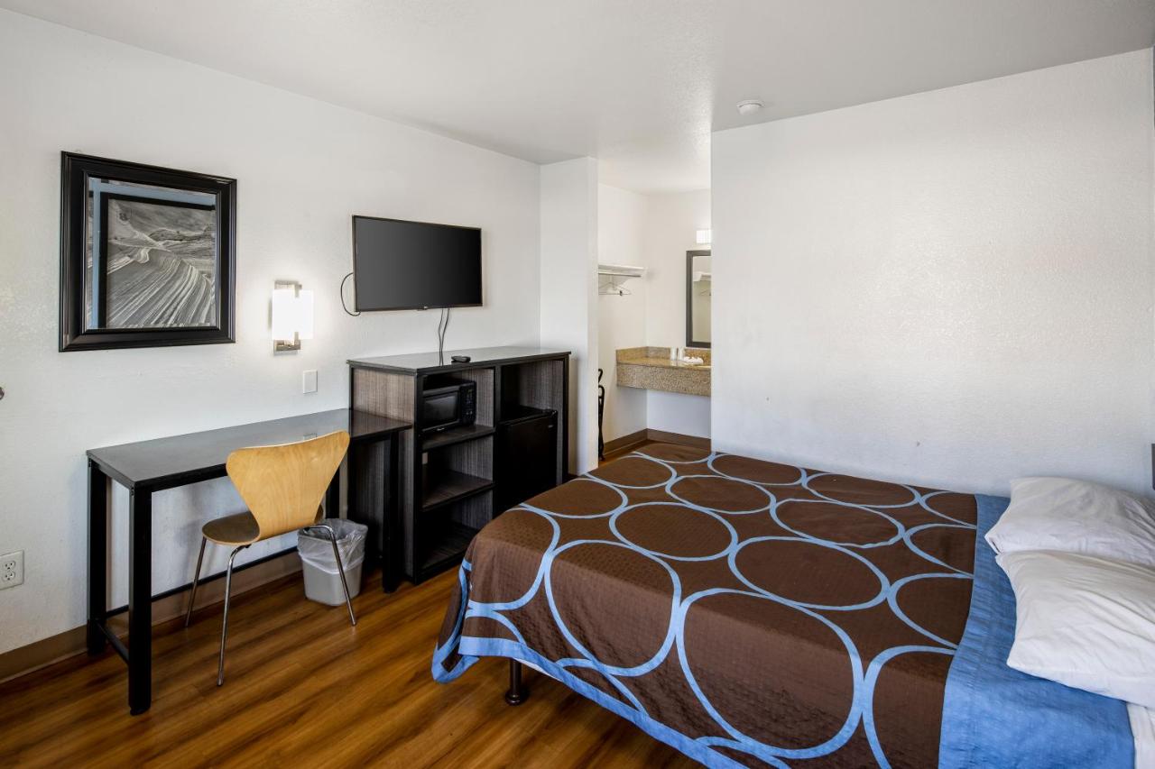 Queen Room - Smoking at Super 8 by Wyndham Phoenix West