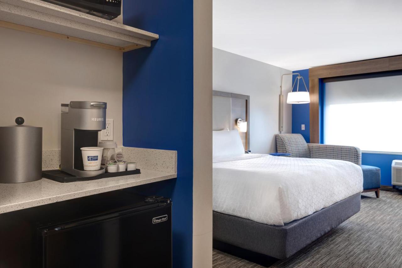 Standard King Room - Non-Smoking at Holiday Inn Express & Suites Grand Rapids South - Wyoming, an IHG Hotel