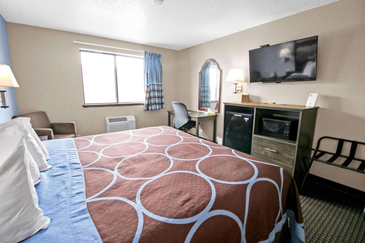 Deluxe Queen Room - Non-Smoking at Super 8 by Wyndham Kenosha/Pleasant Prairie