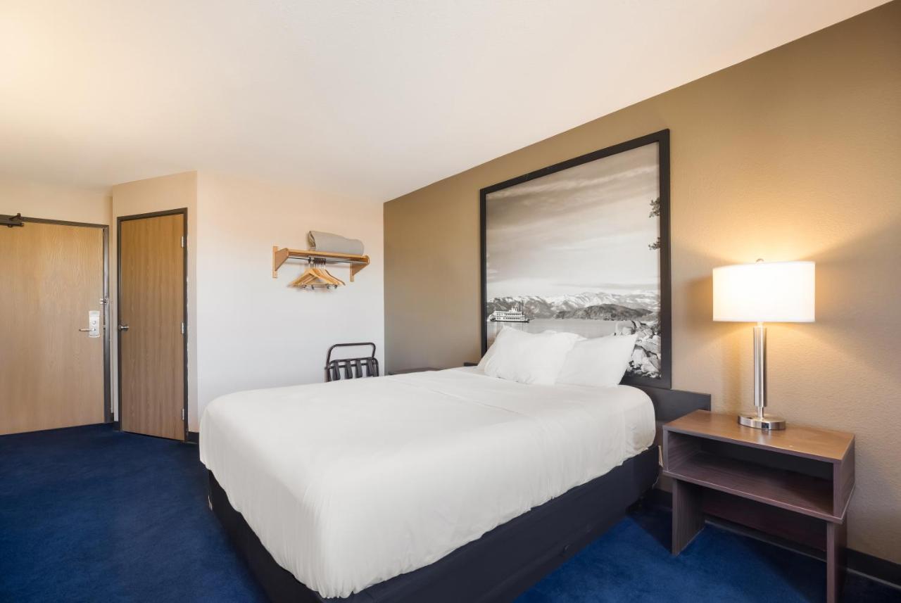 Queen Room - Smoking at Americas Best Value Inn Sparks