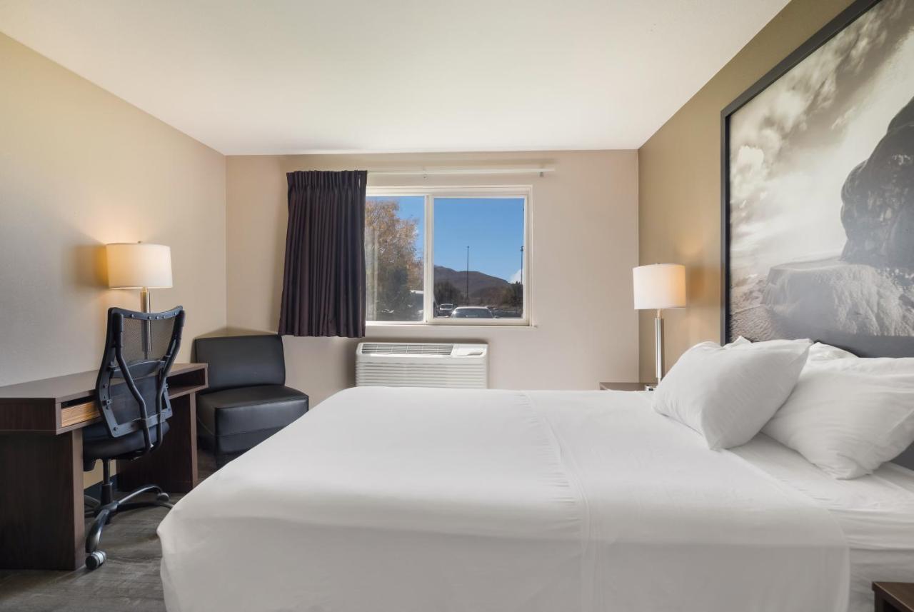 Queen Room - Disability Access - Non-Smoking at Americas Best Value Inn Sparks