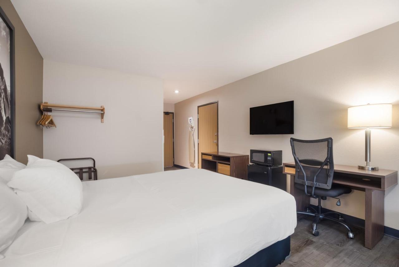 Queen Room - Disability Access - Non-Smoking at Americas Best Value Inn Sparks