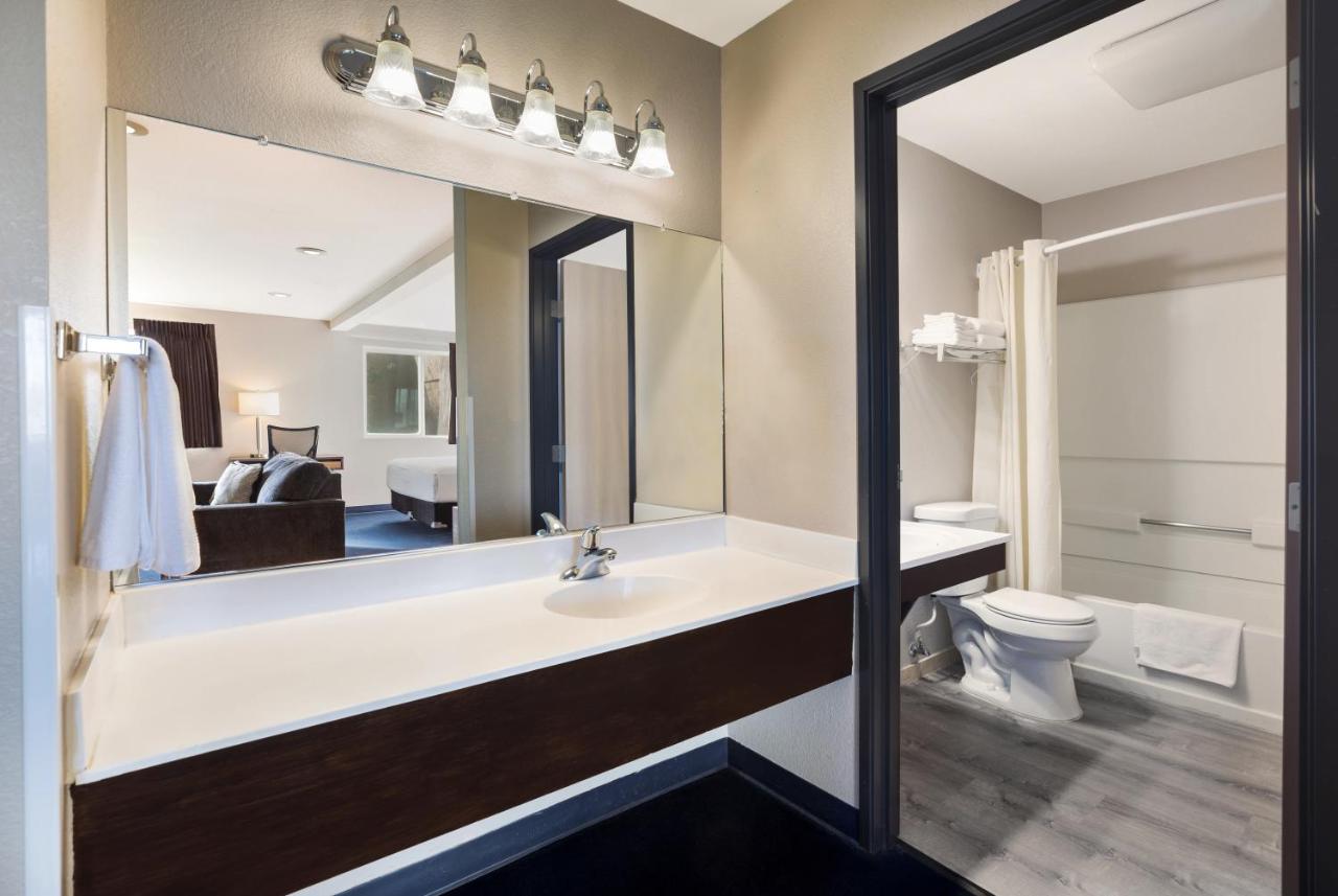 Deluxe King Suite - Non-Smoking at Americas Best Value Inn Sparks