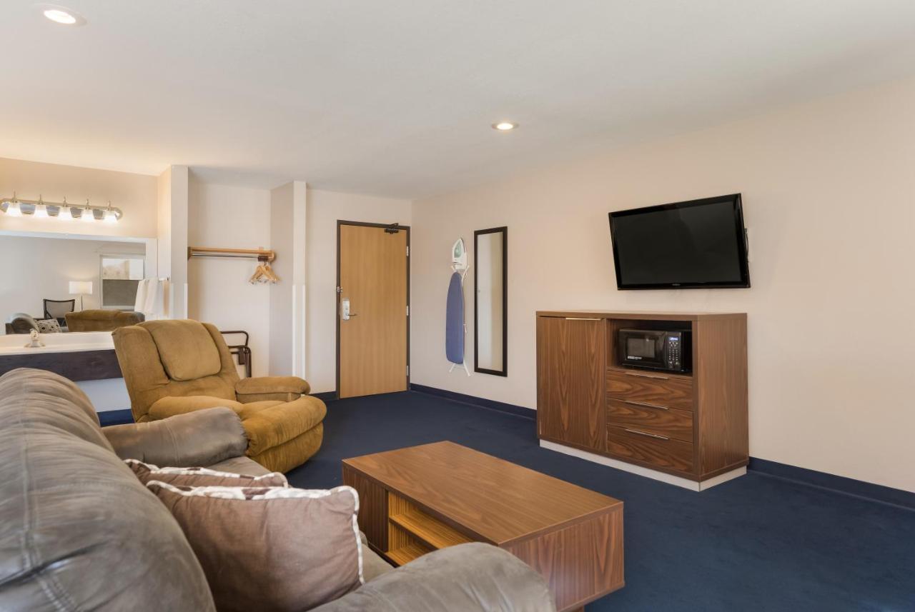 Queen Suite - Non-Smoking at Americas Best Value Inn Sparks