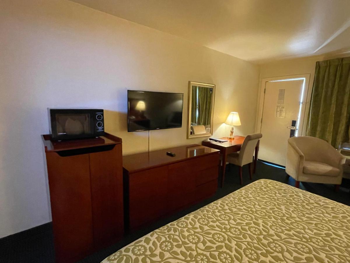 King Room - Disability Access/Non-Smoking at Days Inn by Wyndham Deming