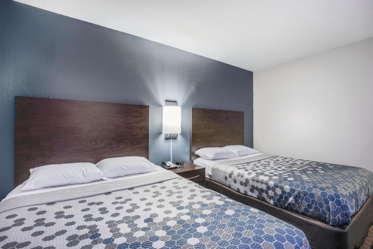 Queen Room with Two Queen Beds at Econo Lodge Milwaukee Airport