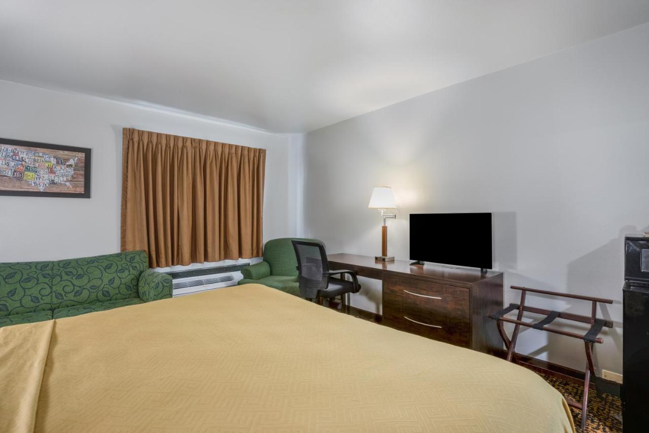 King Room - Accessible/Non-Smoking at Econo Lodge Milwaukee Airport