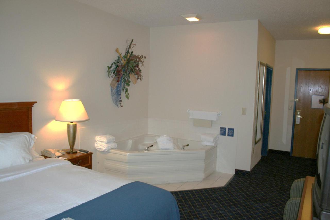 King Suite non smoking at Baymont by Wyndham Portage Indiana Dunes