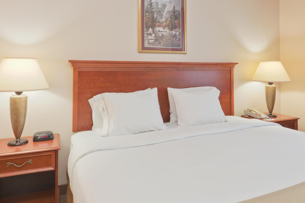 King Room - Non-Smoking at Baymont by Wyndham Portage Indiana Dunes