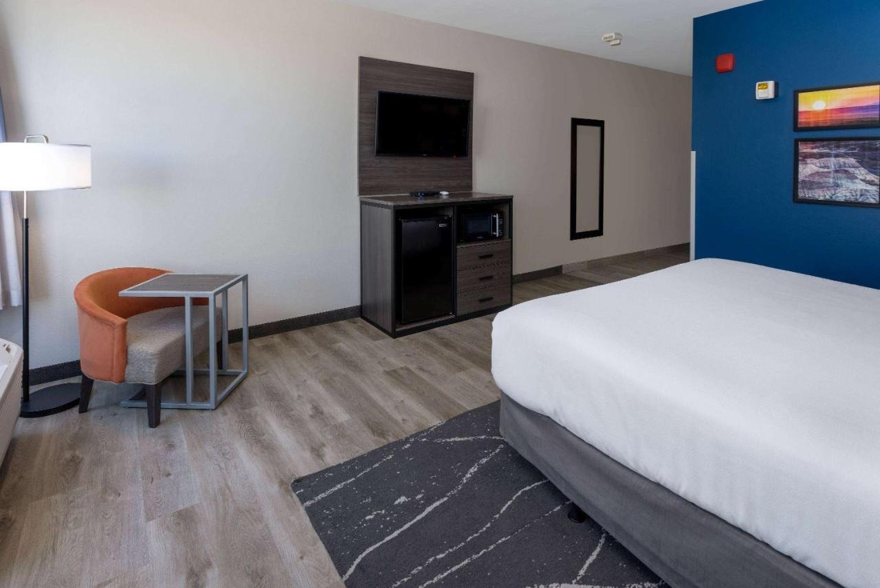 King Room - Mobility and Hearing Impaired Access/Non-Smoking at La Quinta Inn & Suites by Wyndham Holbrook Petrified Forest