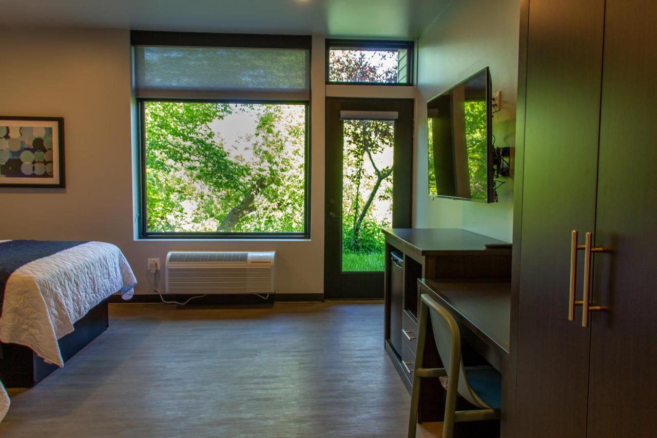 Queen Room with Balcony at Watershed Hotel