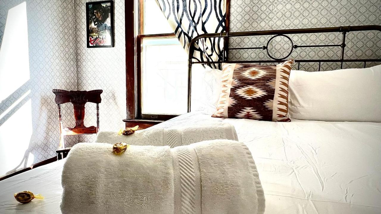 | Hotel La More at The Bisbee Inn