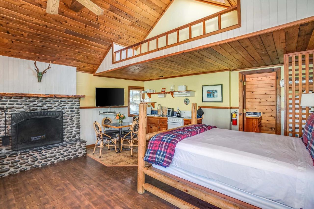 Hearthstone Inn - Lewis Queen  at Cannon Beach Hotel Collection