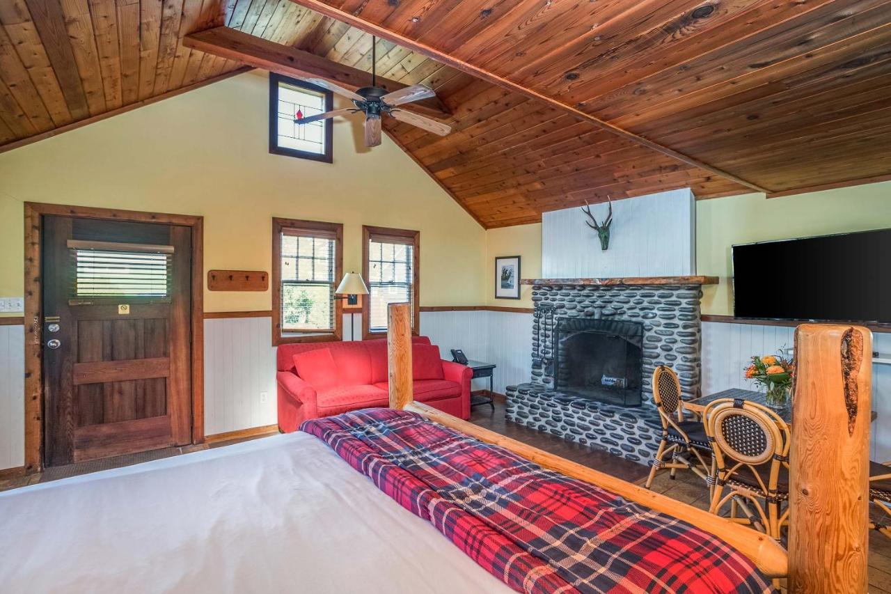 Hearthstone Inn - Lewis Queen  at Cannon Beach Hotel Collection