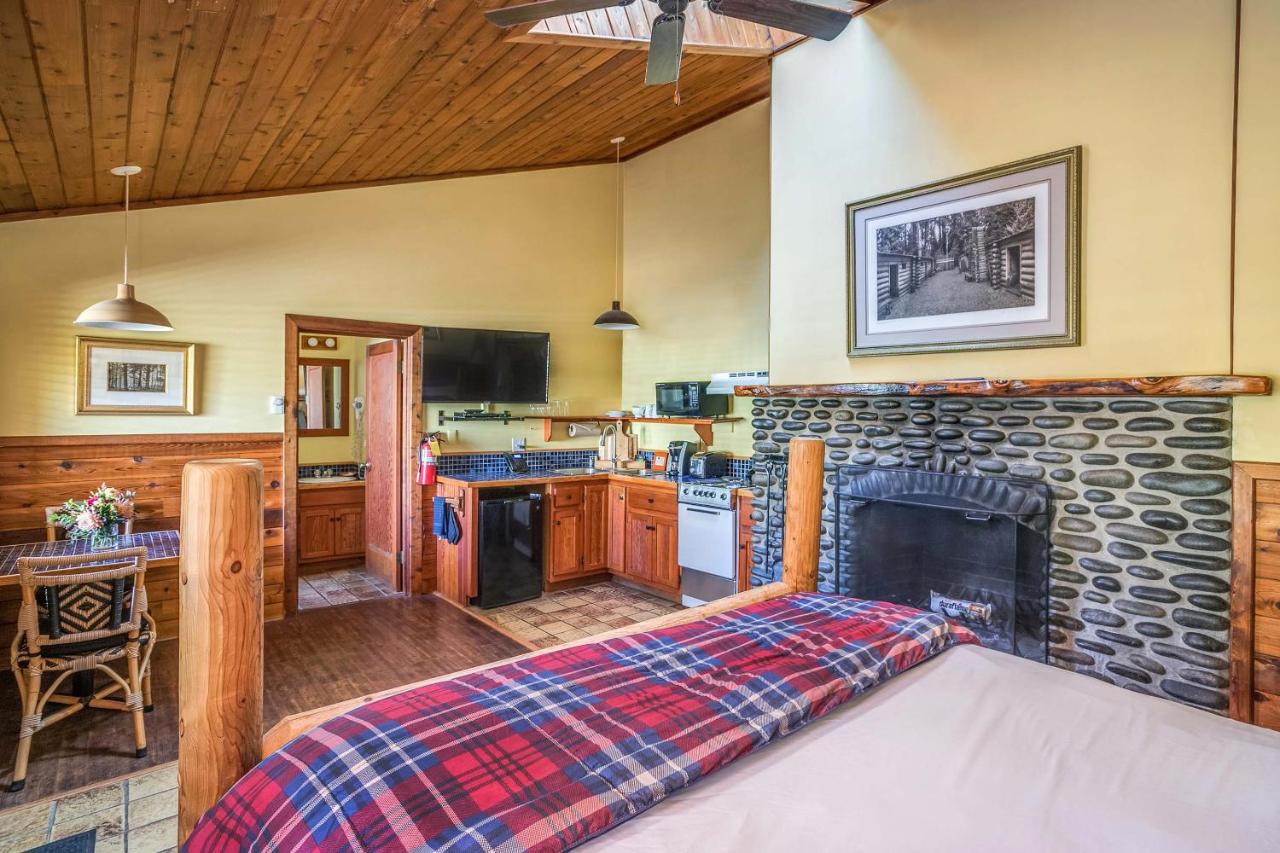 Hearthstone Inn - Clatsop Queen  at Cannon Beach Hotel Collection