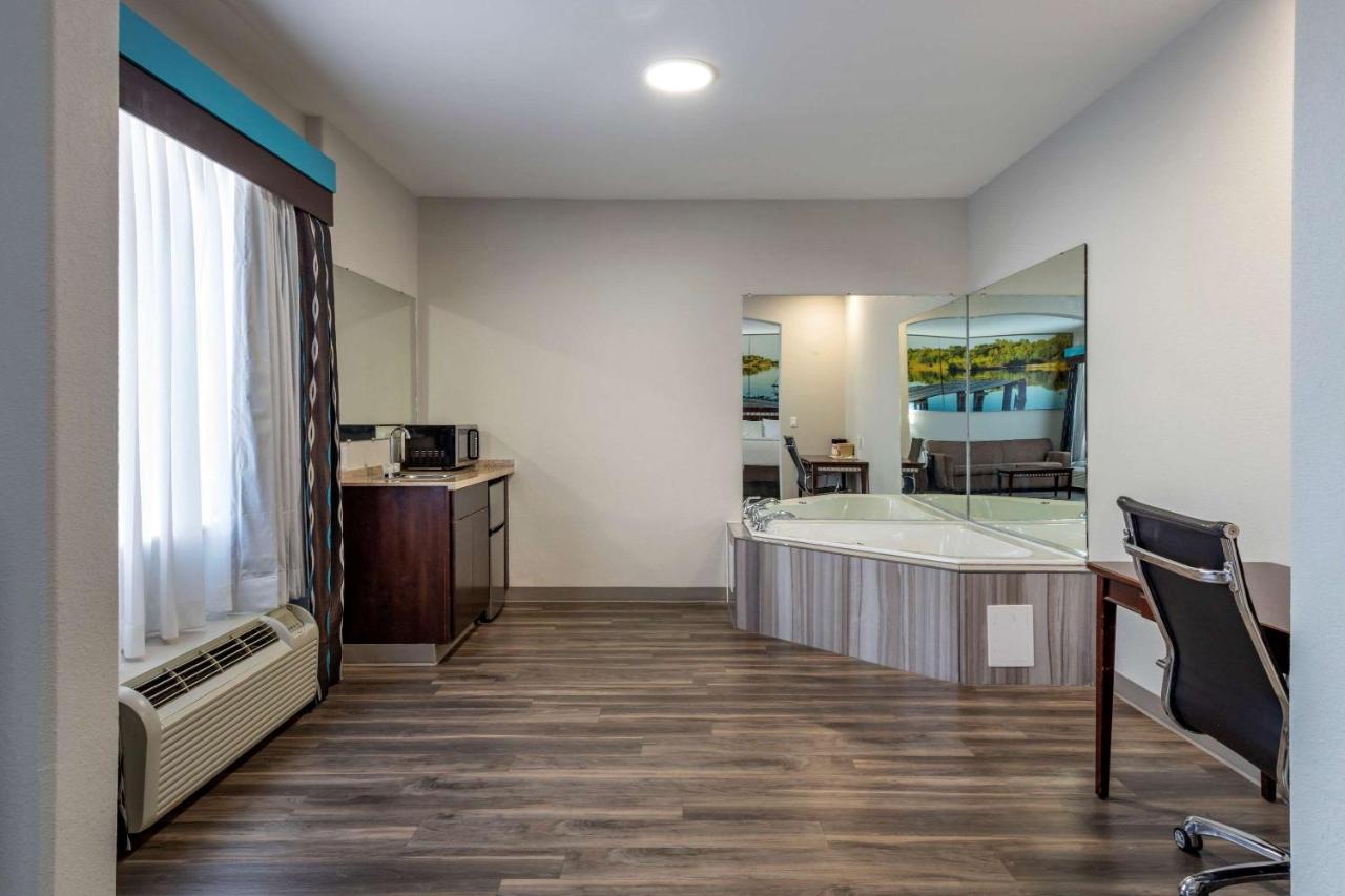 King Room - Accessible/Non-Smoking at Clarion Pointe Sulphur - Lake Charles