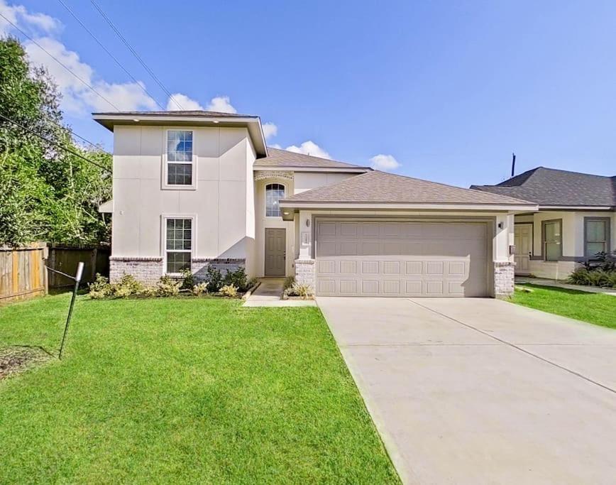| Med Ctr Villa-Built in 22. 3BR+Office/Gym!