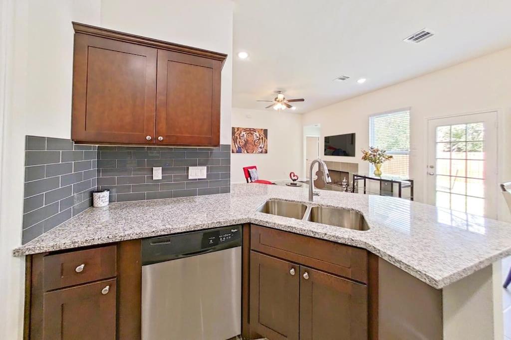| Med Ctr Villa-Built in 22. 3BR+Office/Gym!