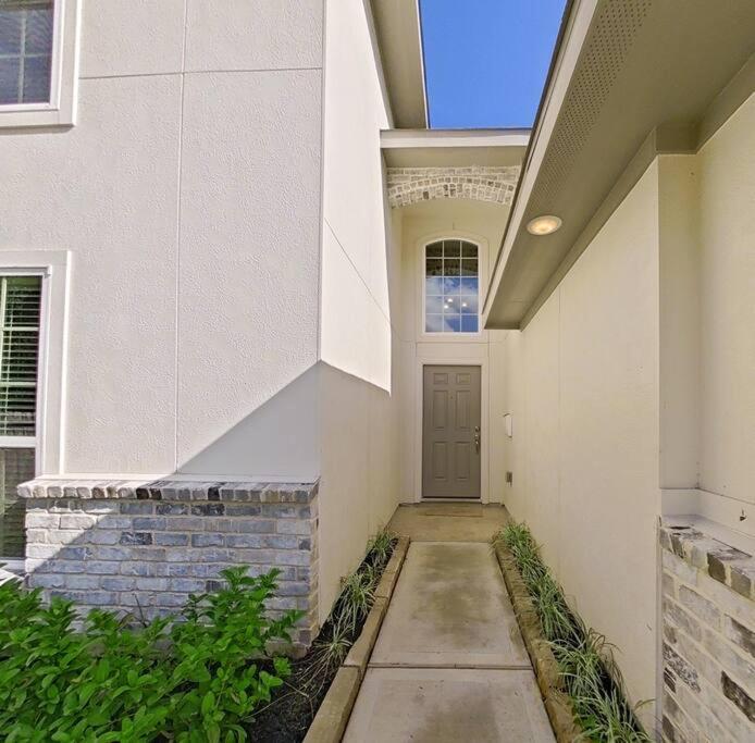 | Med Ctr Villa-Built in 22. 3BR+Office/Gym!