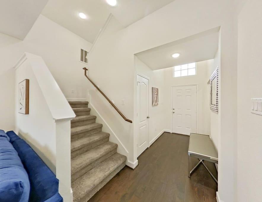 | Med Ctr Villa-Built in 22. 3BR+Office/Gym!