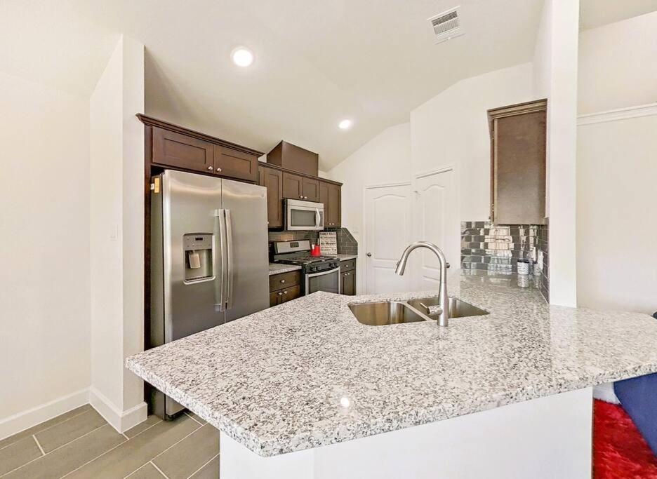  | Med Ctr Villa-Built in 22. 3BR+Office/Gym!