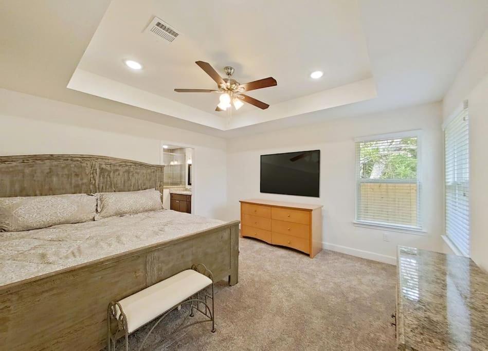 | Med Ctr Villa-Built in 22. 3BR+Office/Gym!