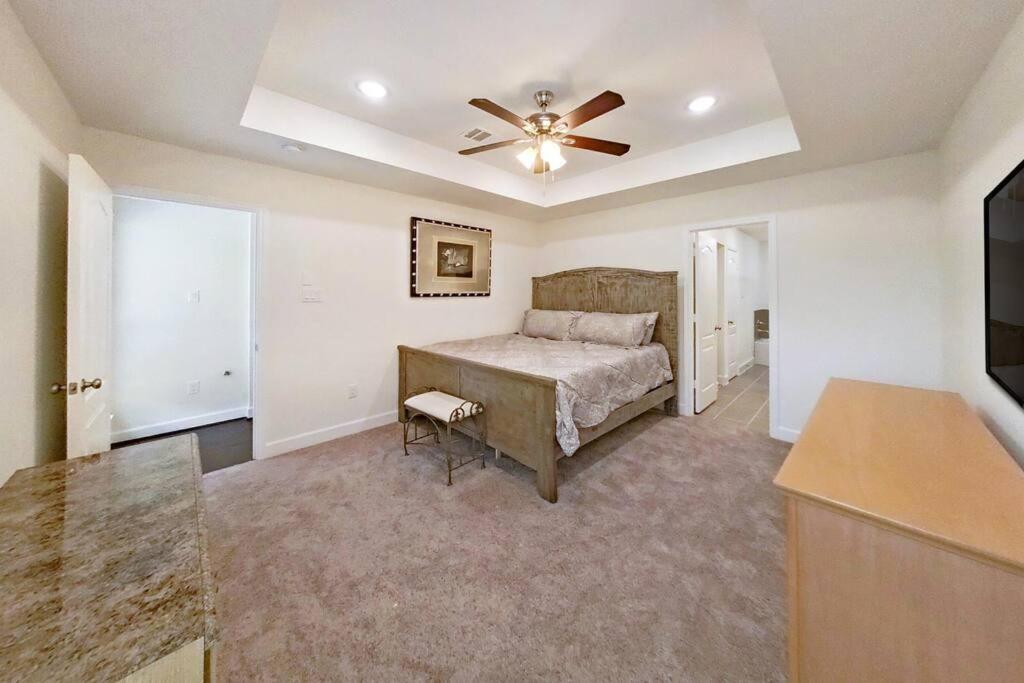 | Med Ctr Villa-Built in 22. 3BR+Office/Gym!