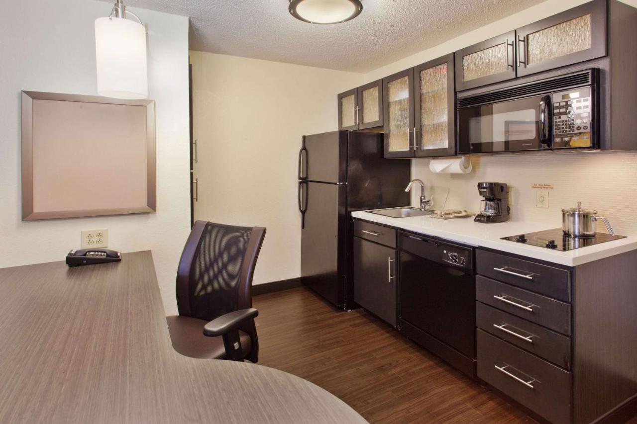 One-Bedroom Queen Suite with Bathtub - Mobility Accessible at Sonesta Simply Suites Somerset