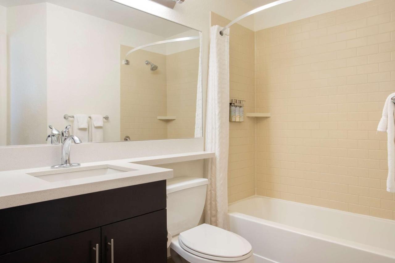 One-Bedroom Queen Suite at Sonesta Simply Suites Somerset