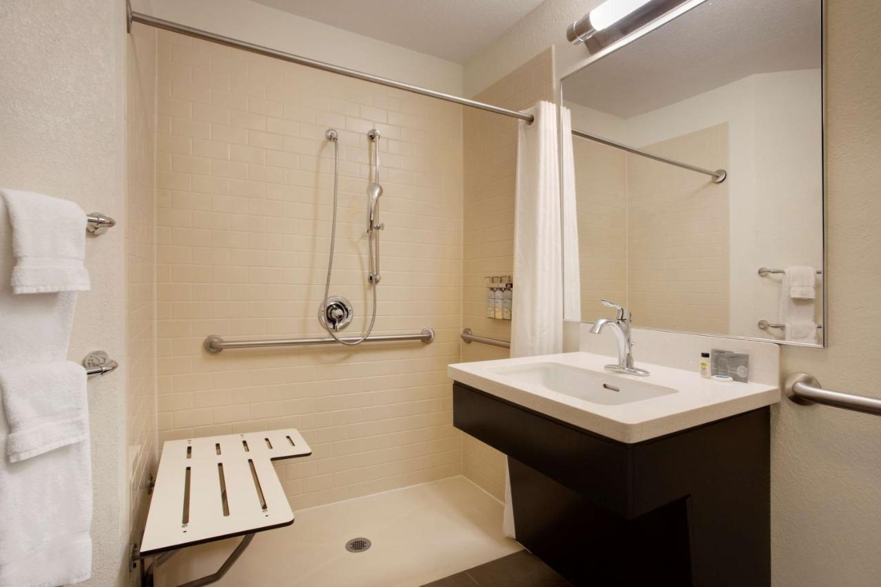 One-Bedroom Queen Suite with Roll-In Shower - Mobility Accessible at Sonesta Simply Suites Somerset