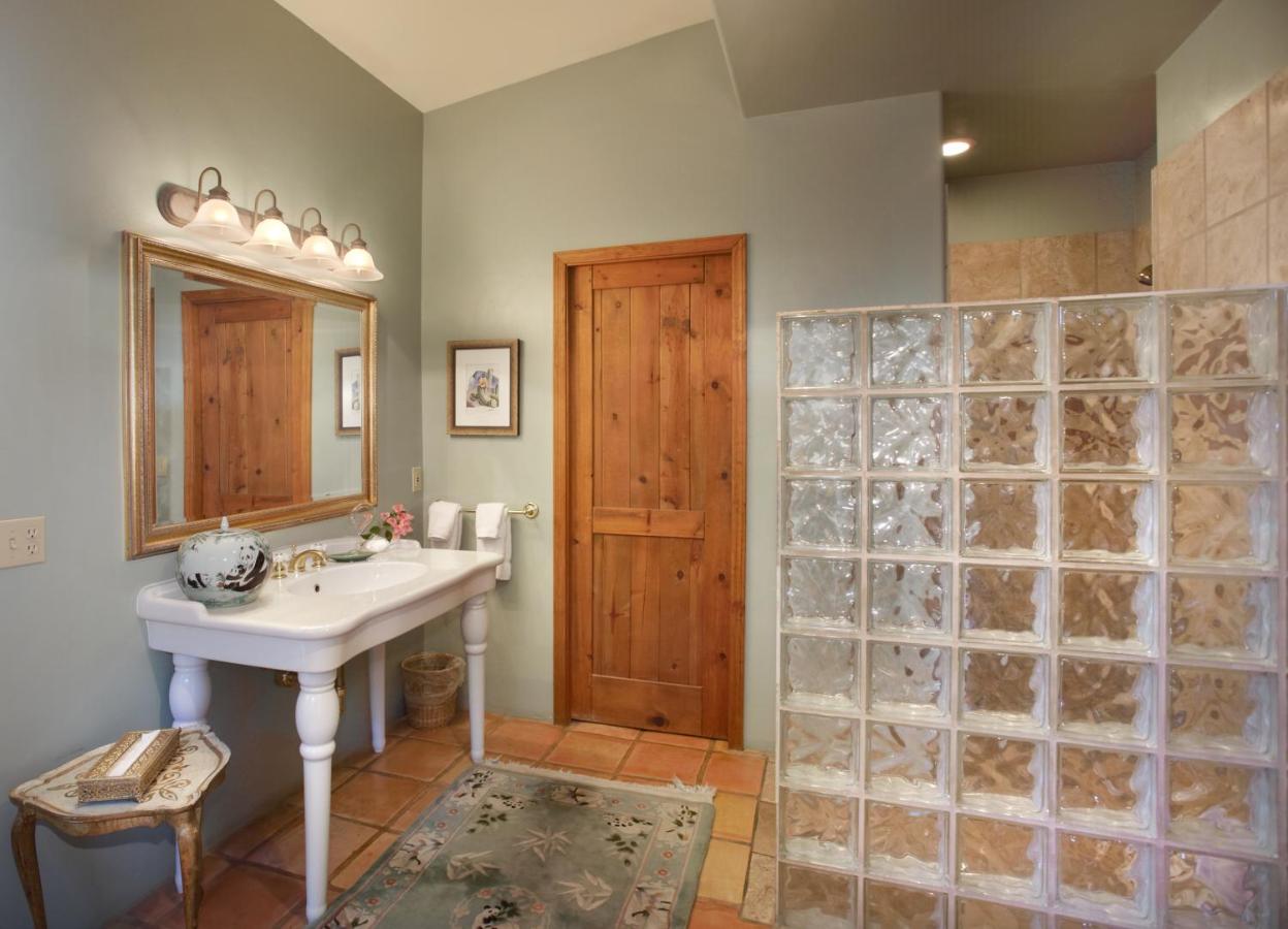 | Cactus Cove Bed and Breakfast Inn