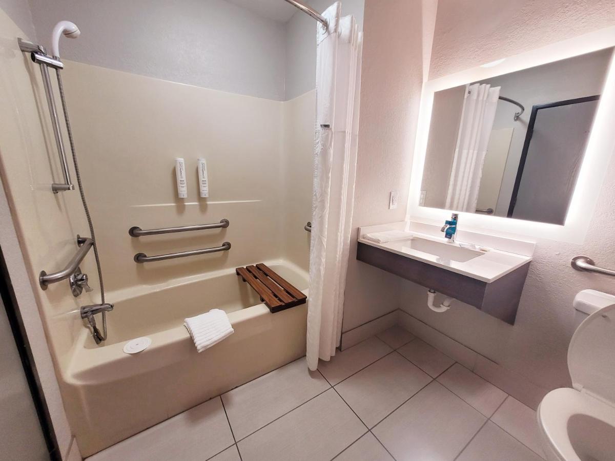 King Room - Accessible/Non Smoking at Clarion Pointe Harrodsburg-Danville