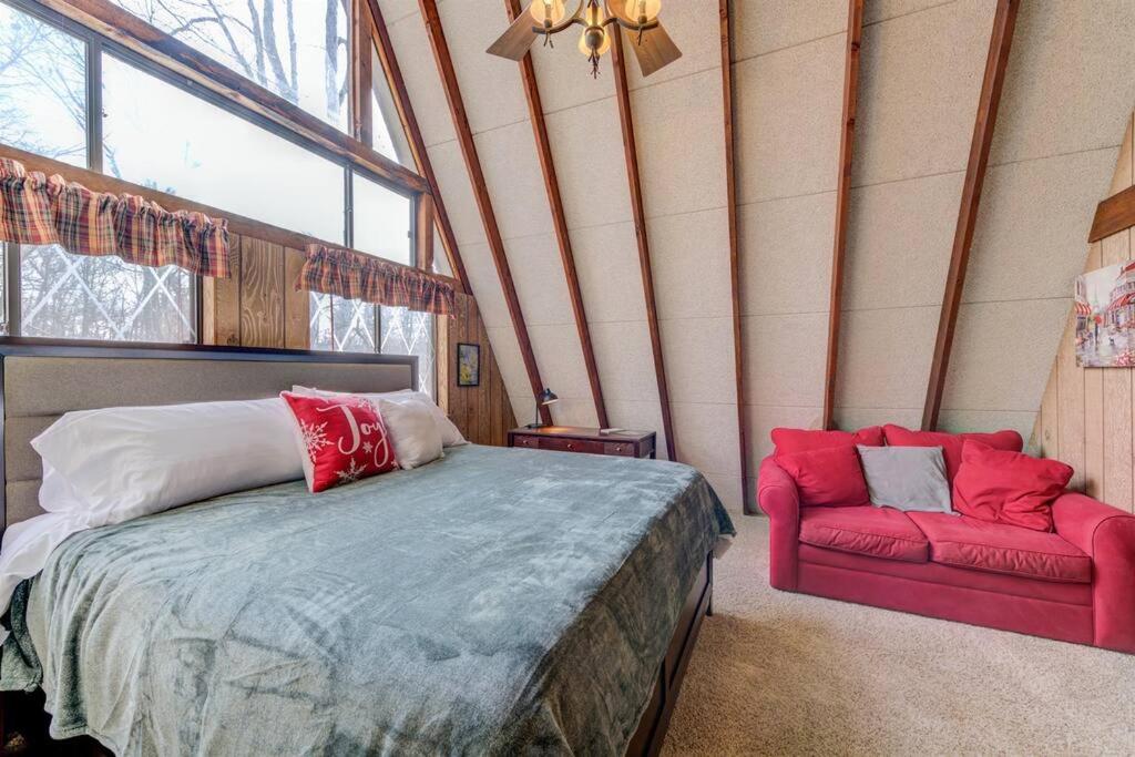 | Cozy Chalet with Paddle boat & kayaks.