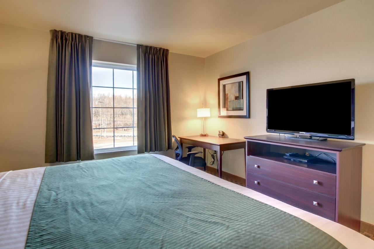 Deluxe King Room at Cobblestone Inn & Suites - Cambridge