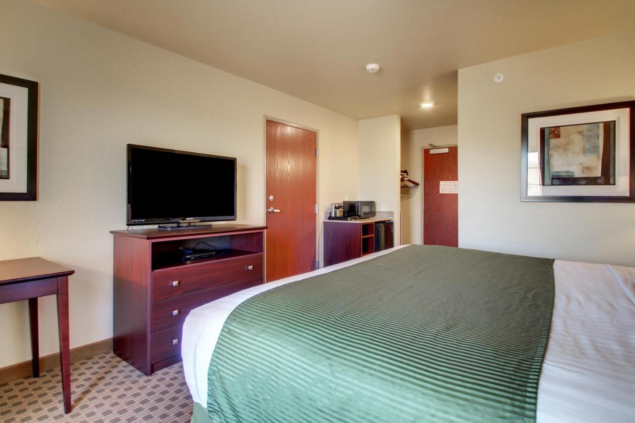 Deluxe King Room at Cobblestone Inn & Suites - Cambridge