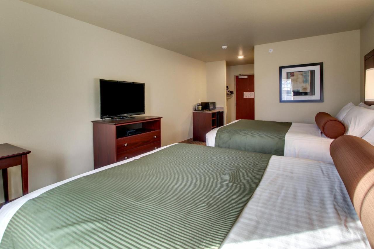 Deluxe Queen Room with Two Queen Beds at Cobblestone Inn & Suites - Cambridge