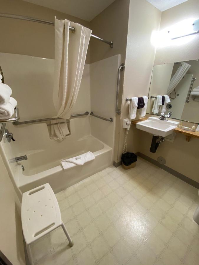 Single Room - Disability Access at Boarders Inn & Suites by Cobblestone Hotels – Broken Bow