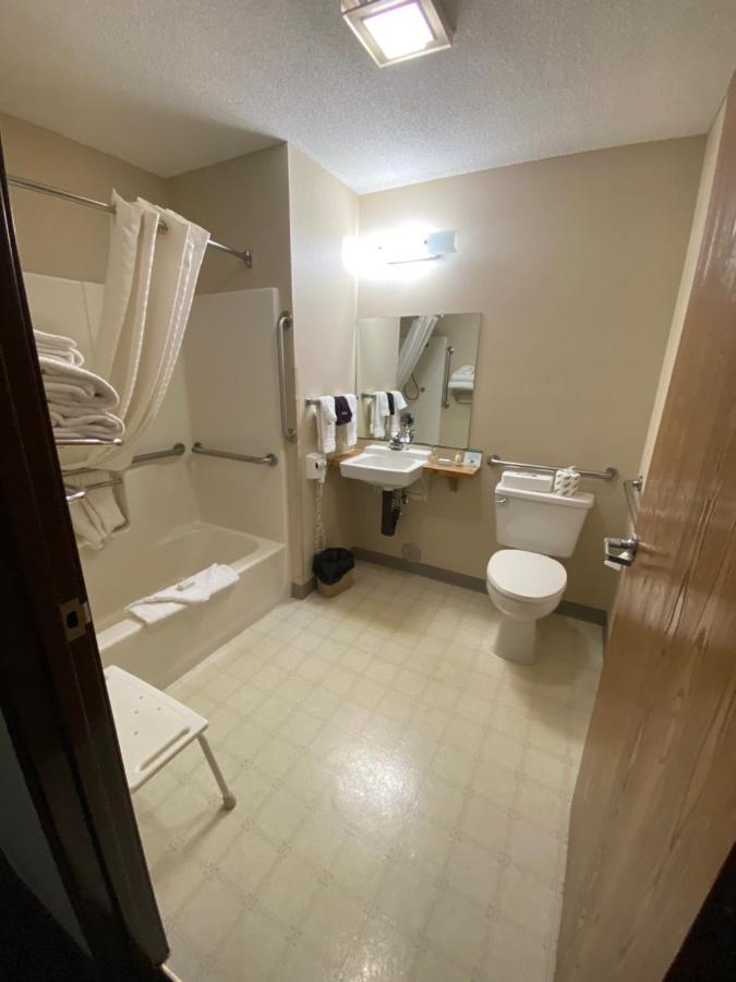 Single Room - Disability Access at Boarders Inn & Suites by Cobblestone Hotels – Broken Bow