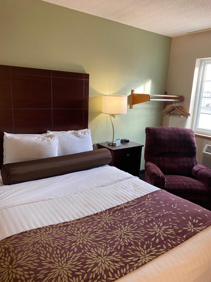 Single Room - Disability Access at Boarders Inn & Suites by Cobblestone Hotels – Broken Bow