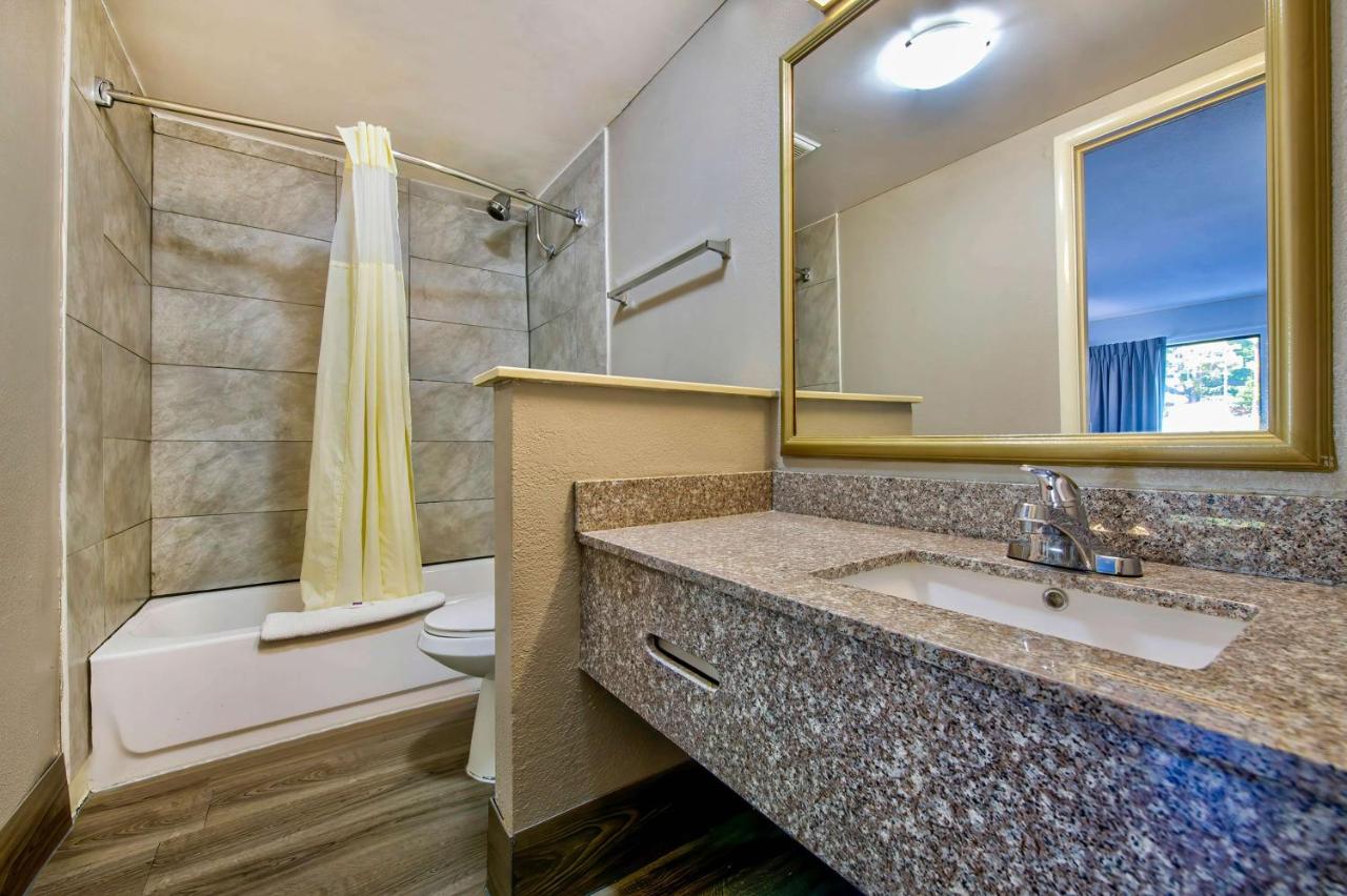 Deluxe King Room - Smoking at Red Roof Inn Birmingham – Highway 280