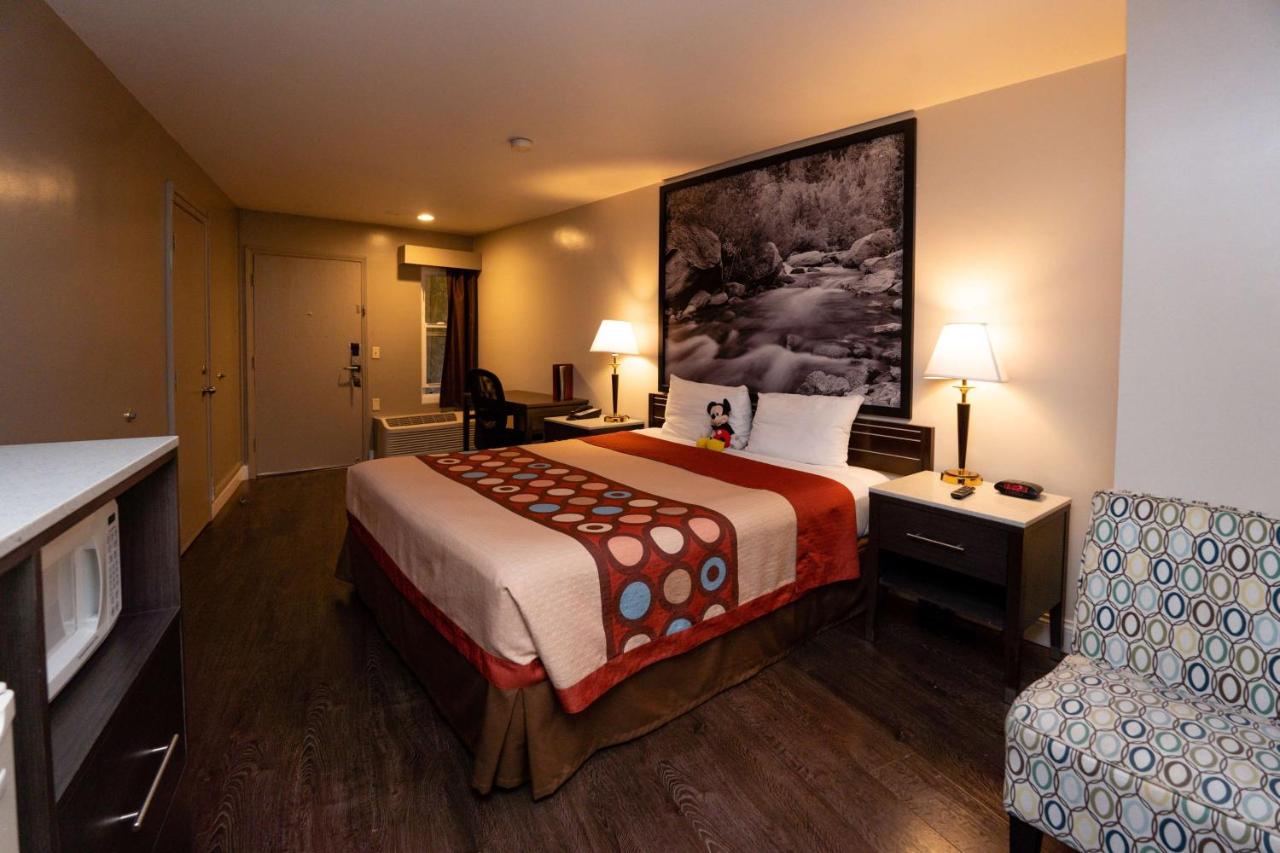 King Room - Non-Smoking at Super 8 by Wyndham Anaheim/Disneyland Drive