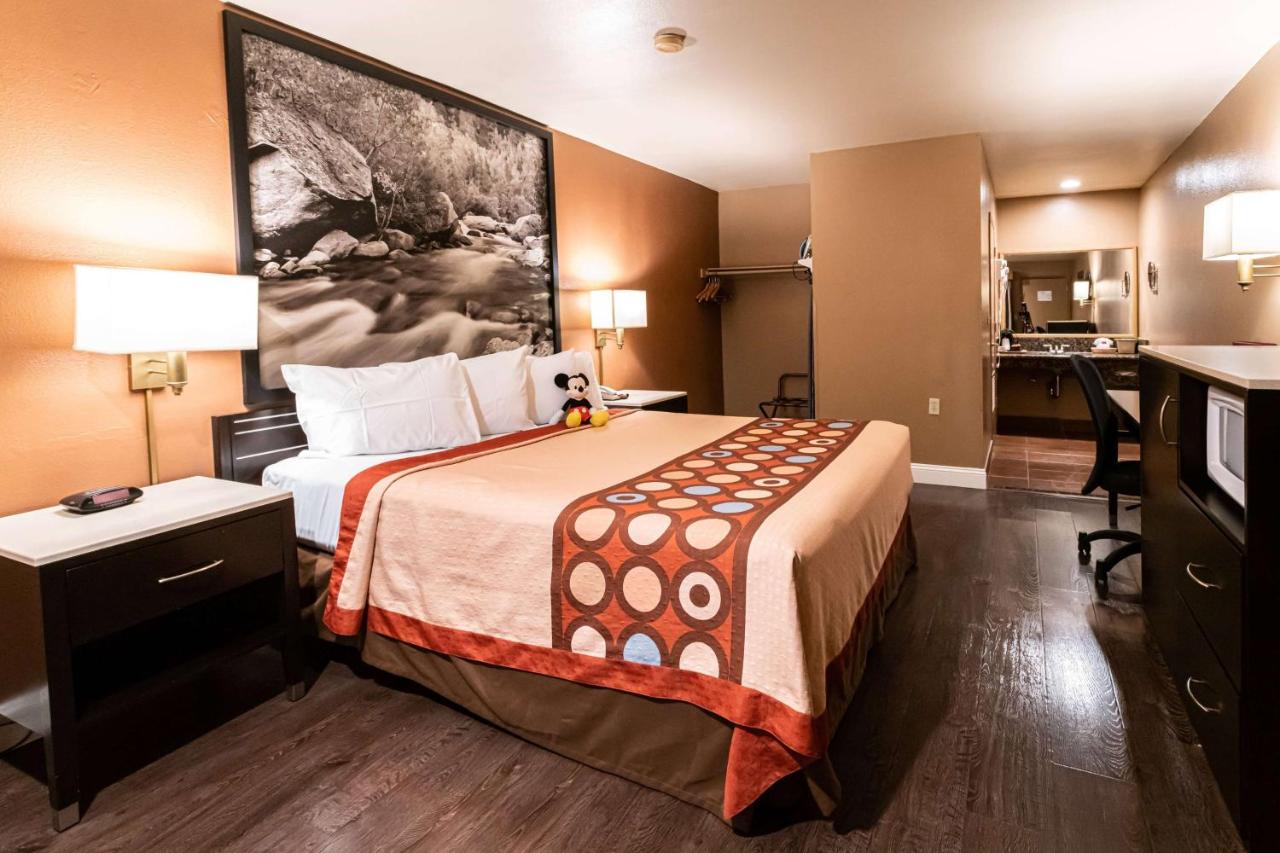 King Room - Mobility and Hearing Impaired Access/Non-Smoking at Super 8 by Wyndham Anaheim/Disneyland Drive
